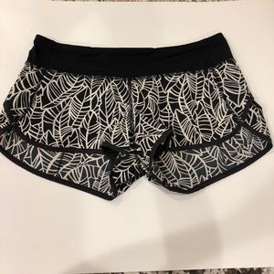 Lululemon 8 SPEED Shorts Pretty Palm Black White